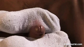 Carmen chupa um pau enquanto recebe boquete e lambem a buceta no trio