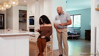 Chica morena teen chupa la polla gruesa de Jmac en open house