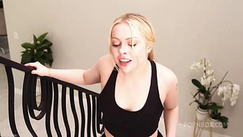 Haley Spades baise à deux avec doubles faciales en plein air