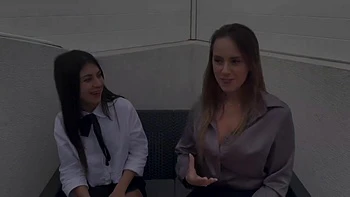 Marie taquine les gros seins de Candie