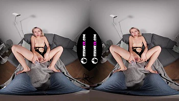 Blonde en bas résille jouit au gode