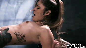 Riesige Stiefmama fickt Ex-Lehrerin Vanessa Vega und spritzt