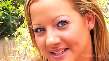 Sophia adore prendre du sperme frais sur ses grosses nichons