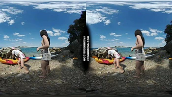 Bruneta tatuada pelada fumando no caiaque