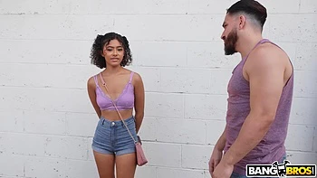 Брюнетка латинка с маленькой грудью трахается за деньги