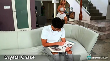 Crystal Chase folla a una MILF latina perra