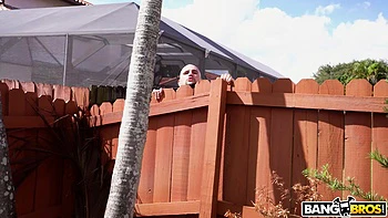 Rubia tetona follada sobre la valla