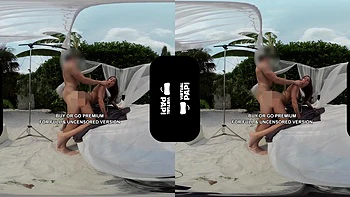 Brünette Cowgirl lutscht Schwanz am Pool