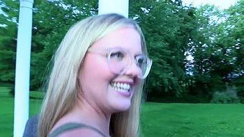 Blonde Milf wird öffentlich mit großem Schwanz anal gefickt und gevögelt