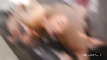 Lady Ana branlée et triple pénétration anale par BBC