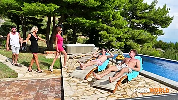 Шалина и Оливия меняются спермой после уличного двойного проникновения