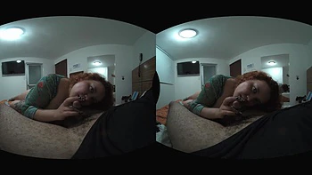 Süße kolumbianische Milf lutscht zwei Schwänze