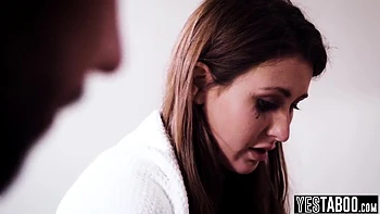 Geiler Stiefvater fickt schüchternes Jungfernteenie und Stieftochter