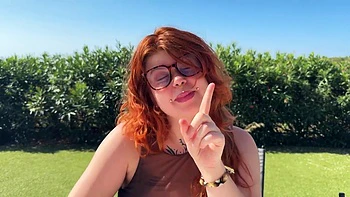 Alyson corre a ver a Marie para jugar con juguetes en lencería