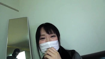 Азиатская любительница делает глубокий японский минет