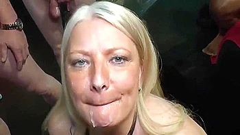 Submissives 18+ Teen hart gefickt, schluckt Sperma und Pisse