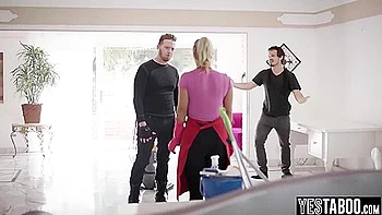 Deux cambrioleurs chauds en double pénétration sur milf blonde