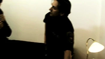 Brünette Schlampe nackt beim Amateur Dreier Gangbang