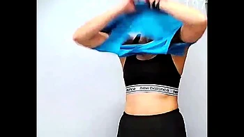 Spycam mostra os peitos, bunda e a buceta feita e peluda da minha prima