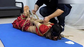 Asiatica atada y follada duro