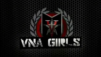 Milf Maggie se masturba con juguetes en sus enormes tetas en la cocina