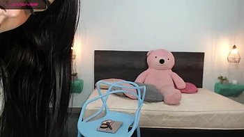 Amatrice sexy aux gros seins en solo masturbation