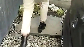 Милфа офигенно сосет член на парковке от первого лица