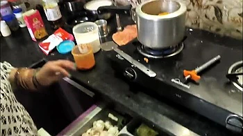 BBW Desi Milf Puja Bhabhi bläst und wird von hinten zu Hause gefickt