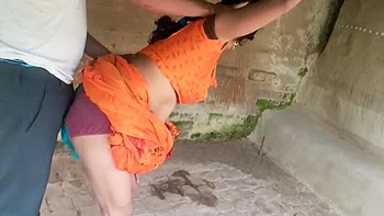 Индийская жена Соня жестко трахается в позе наездницы на улице с сводным братом