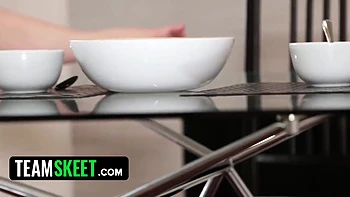 MILF sexy domine une rousse qui lui suce la chatte au petit déj