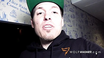 Julia Exclusiv leckt Mamas große Titten und Arsch draußen