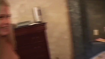 Jeune 18+ Topanga se tripote avec un trio de blondes