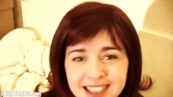 Amateurin bläst und putzt sich mit Sperma die Zähne