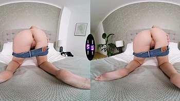 Brill Angel se masturba su coño afeitado con pasión