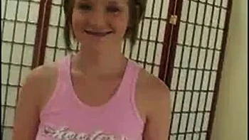 Faith Daniels faz boquete profundo com peitos pequenos