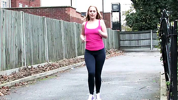 Aston Wilde se branle avec vibro et doigts blonde sexy