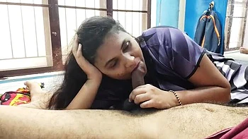 Heiße indische Stiefmutter bläst Stiefsohn im Einkaufszentrum