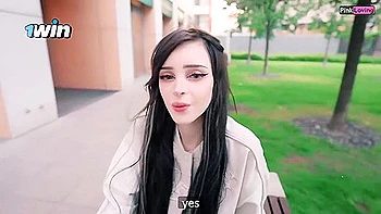 Gostosa excitada chupa pau na rua e se masturba loucamente