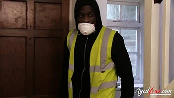 Mature blonde en talons lime et lèche sa chatte