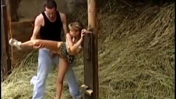 Diversão na fazenda: teens chupando e fodendo