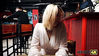 Wütende Blondine brutal im Anal öffentlich gefickt