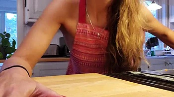 MILF italienne chaude baisée en levrette dans la cuisine sous le regard du mari