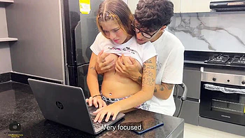 Meia-irmã Gabriela recebe doggy style duro e boquete depois das tarefas