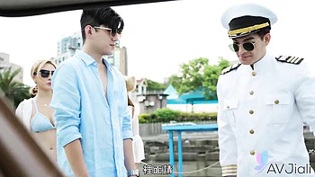 Stacy Cash y Jinbaona follan en barco - rubia asiática con tetas pequeñas se la meten y corre