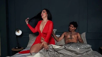 Madrasta latina Sarah Black fode o enteado de quatro