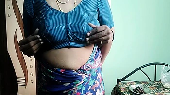 Pummelige Saree-Tante schüttelt dicken Arsch zu Hause