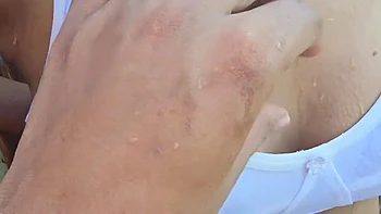 Ma femme nue se baigne en soutien-gorge blanc et culotte rose