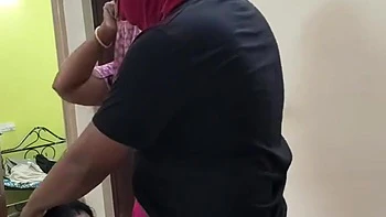 Vecino folla trío con chica desi morena