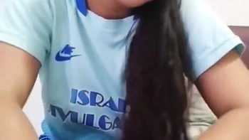 Desi Brünettes sexy Körper im Schlafzimmer