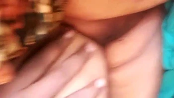 Busige Stiefmutter fickt Stiefsohn draußen